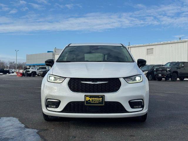 Used 2024 Chrysler Pacifica Touring-L FWD image 2