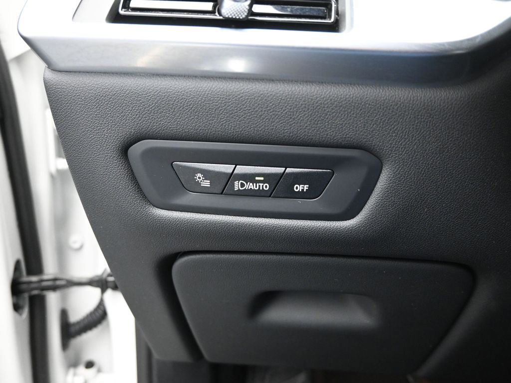 Used 2025 BMW X5 xDrive50e image 11