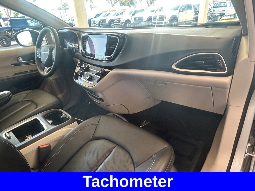 Used 2024 Chrysler Pacifica Touring-L image 24