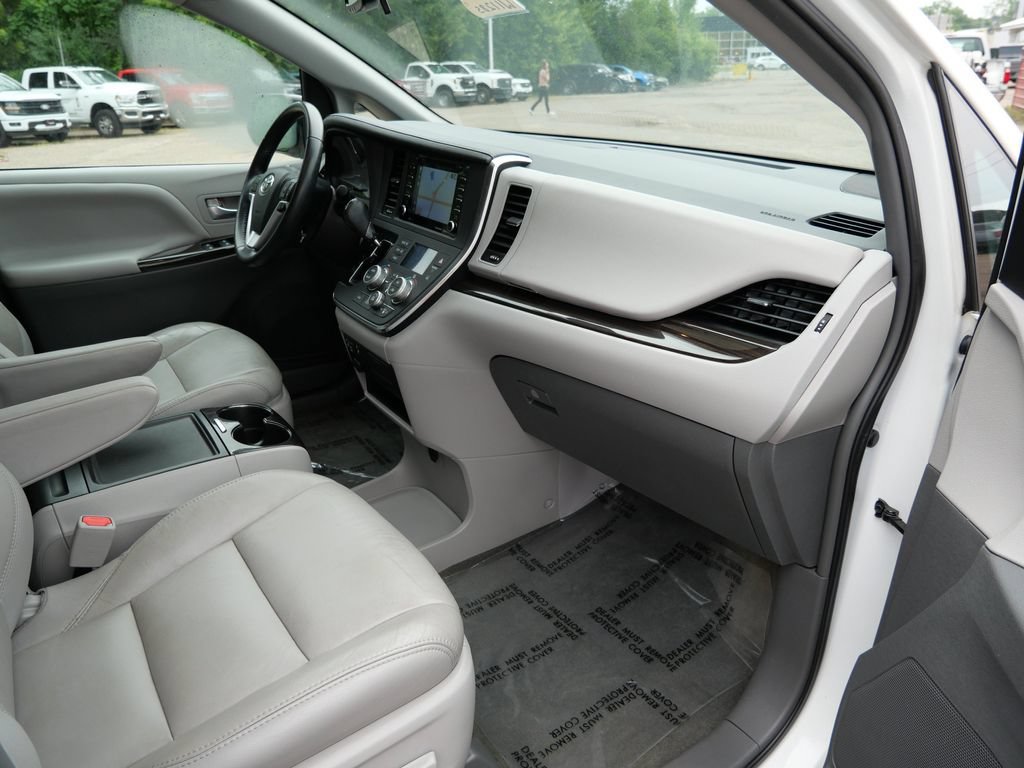 Used 2018 Toyota Sienna XLE w/ XLE Navigation Package AWD/4WD image 11