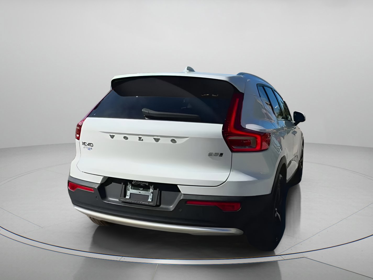 Used 2023 Volvo XC40 B5 Plus image 19