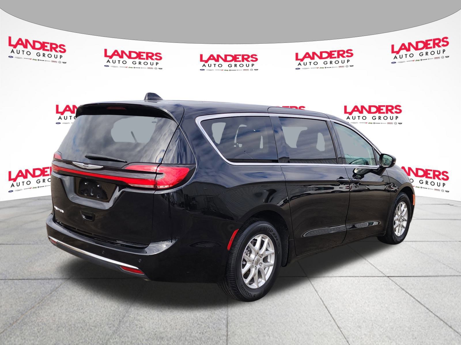 Used 2024 Chrysler Pacifica Touring-L image 5
