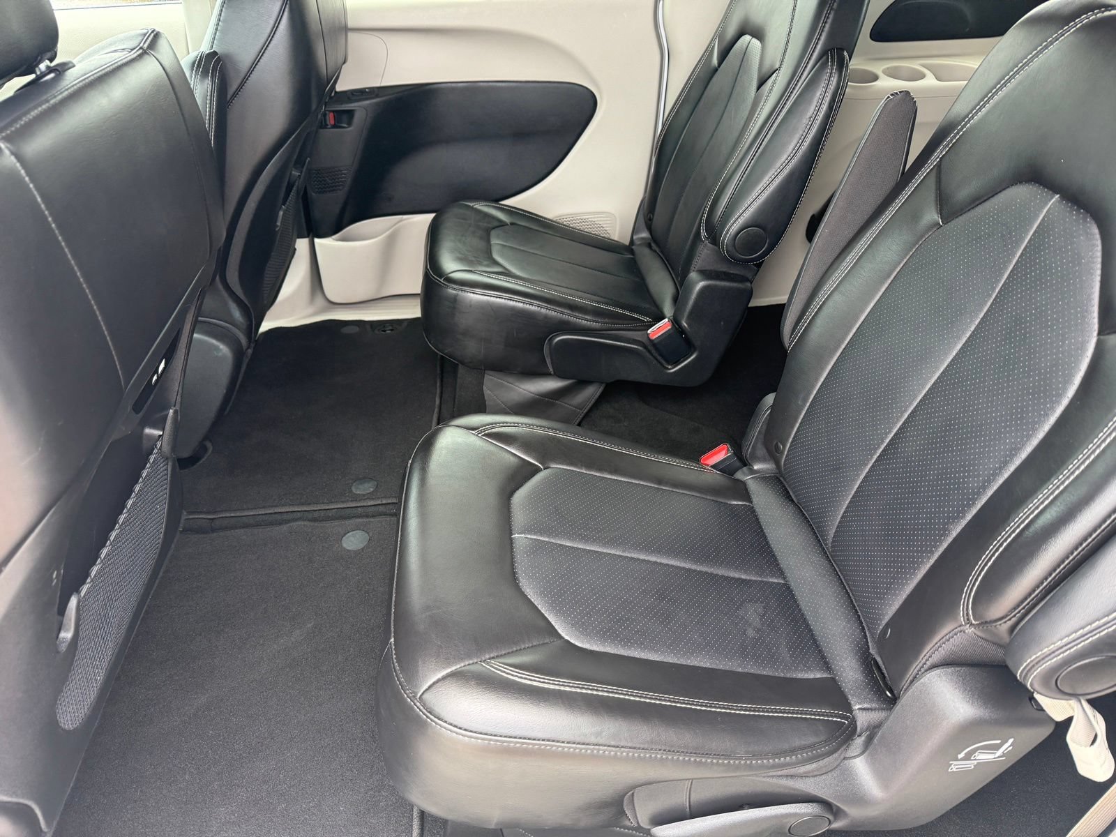 Used 2024 Chrysler Pacifica Touring-L FWD image 18