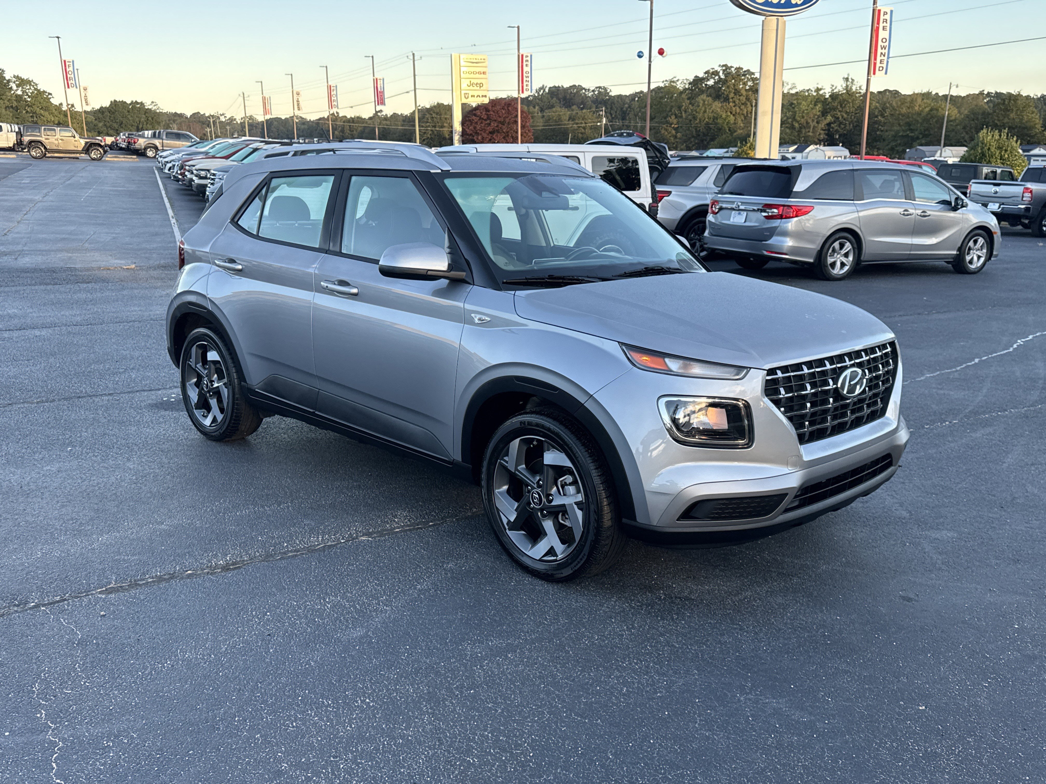 Used 2024 Hyundai Venue SEL image 4