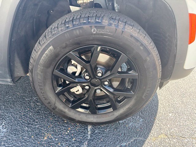 Used 2025 Jeep Grand Cherokee Altitude RWD image 10