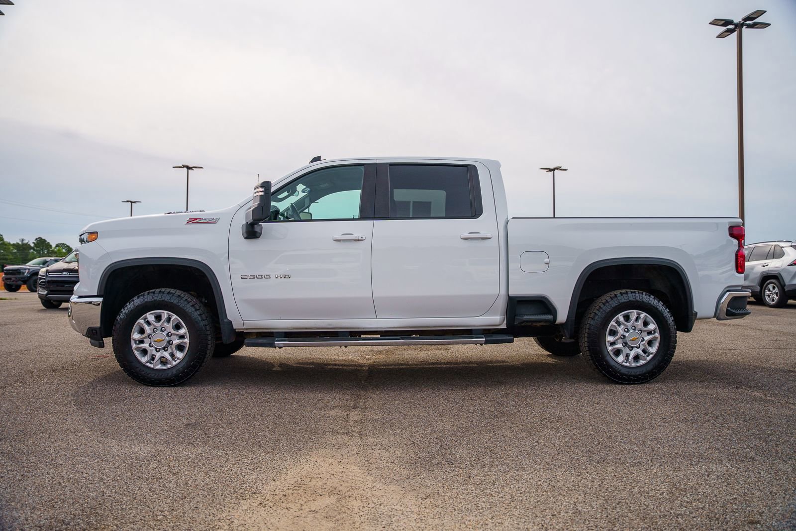 Used 2024 Chevrolet Silverado 2500 LT image 2