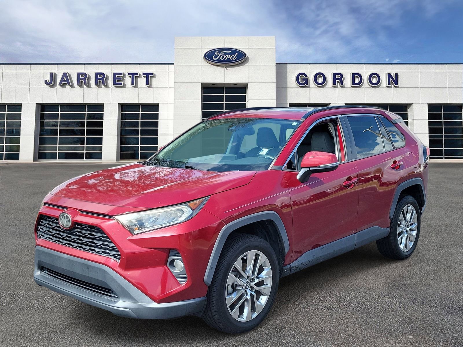 Used 2019 Toyota RAV4 XLE Premium FWD image 2