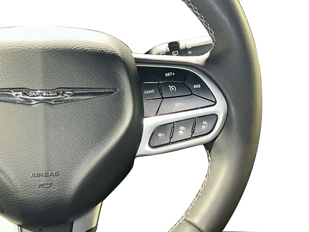 Used 2025 Chrysler Pacifica Select image 33