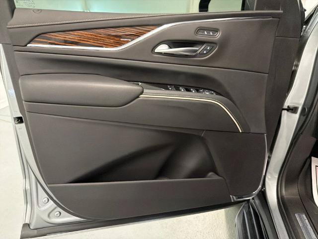 Used 2024 Cadillac Escalade Luxury RWD image 11