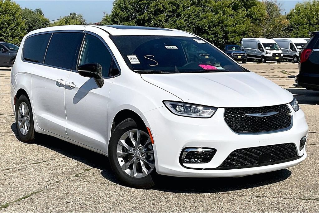 Used 2026 Chrysler Pacifica Limited FWD image 1