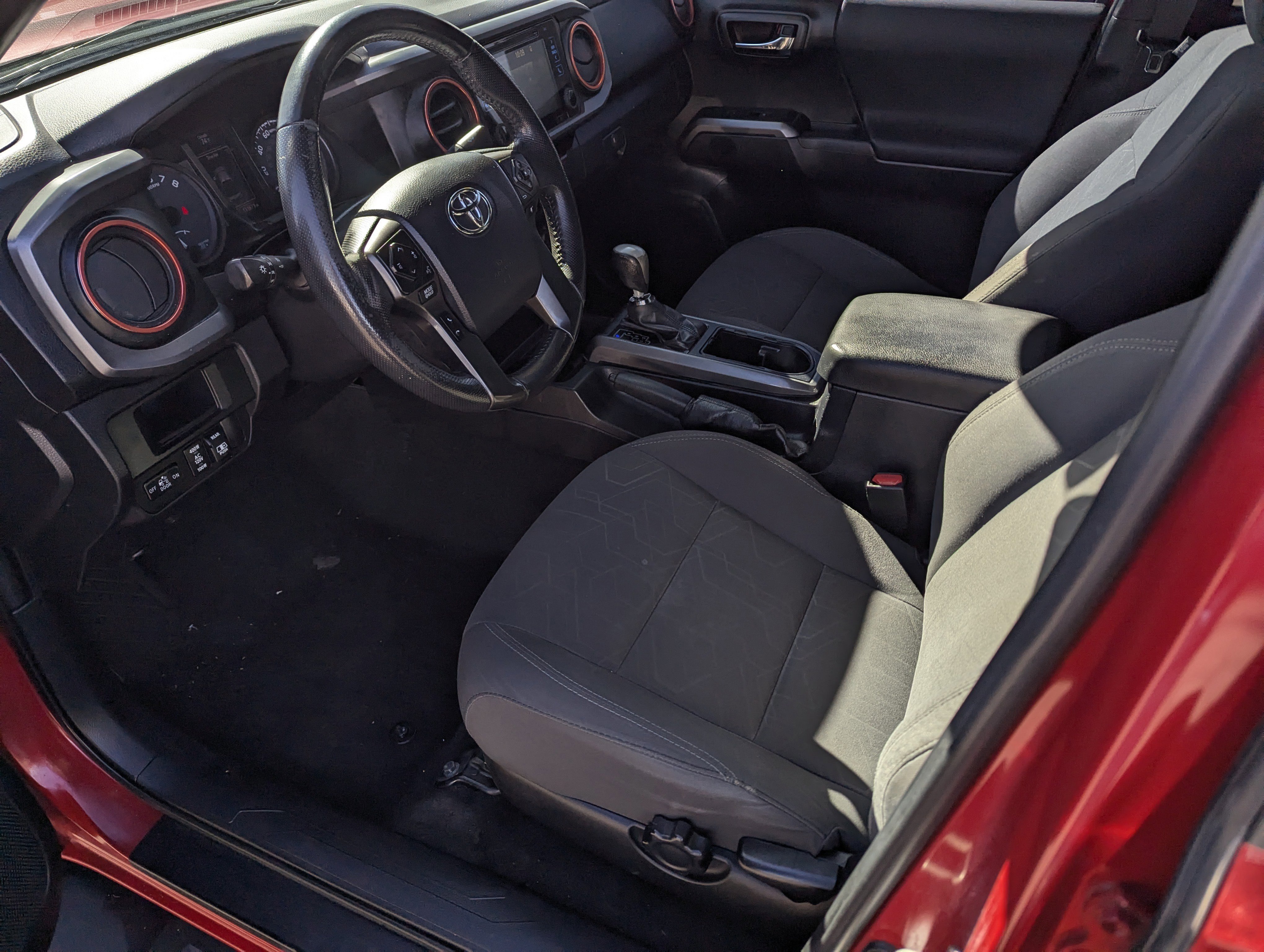 Used 2017 Toyota Tacoma TRD Off-Road w/ Tow Package image 10