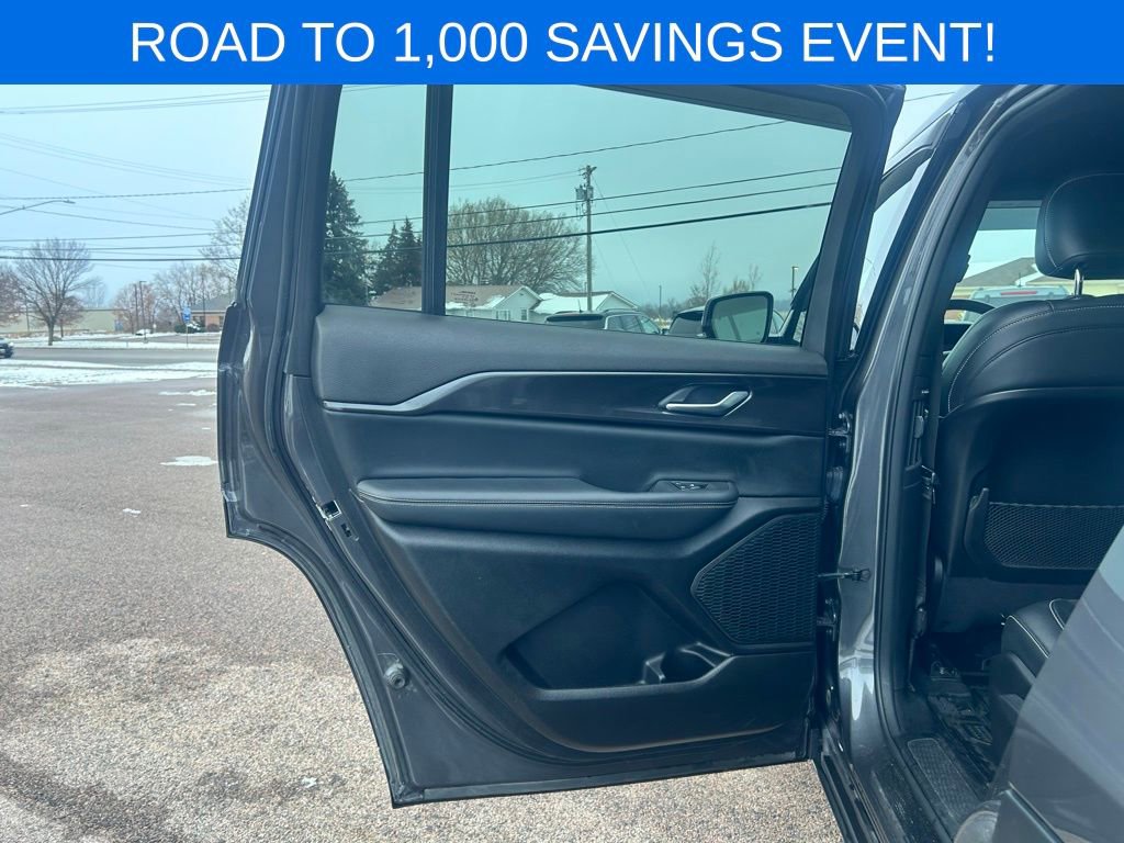 Used 2023 Jeep Grand Cherokee L Laredo image 16