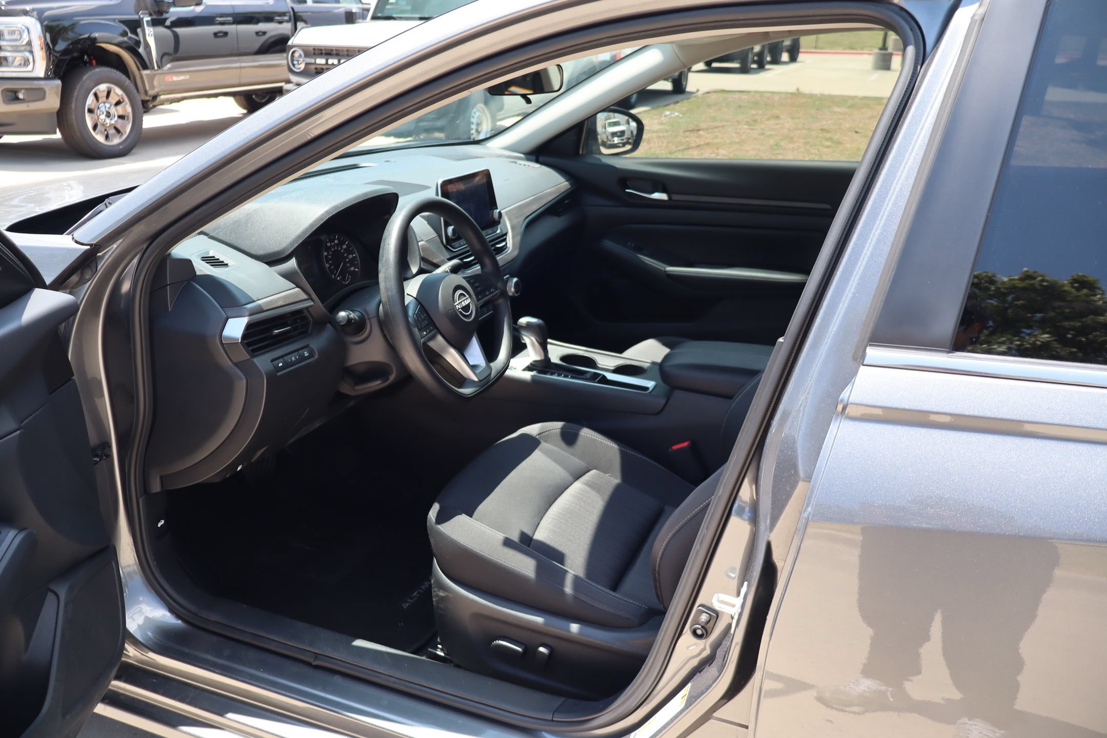 Used 2025 Nissan Altima 2.5 SV FWD image 24