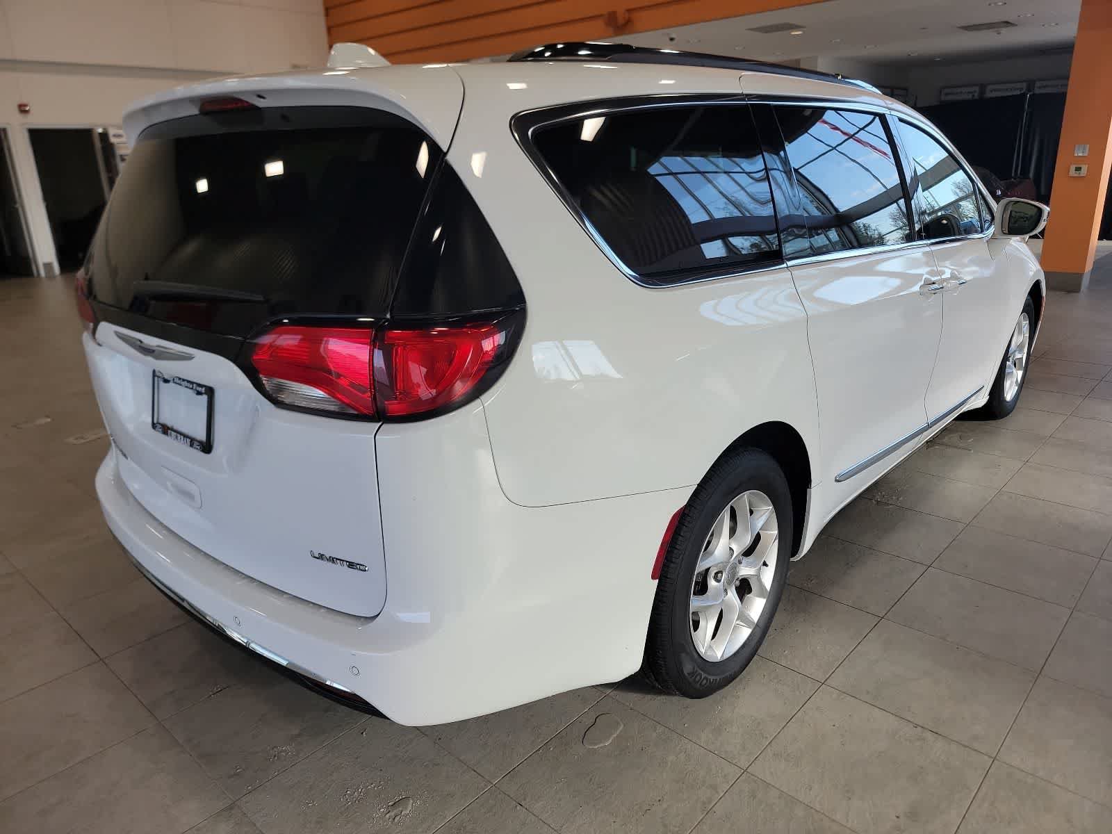 Used 2020 Chrysler Pacifica Limited FWD image 6