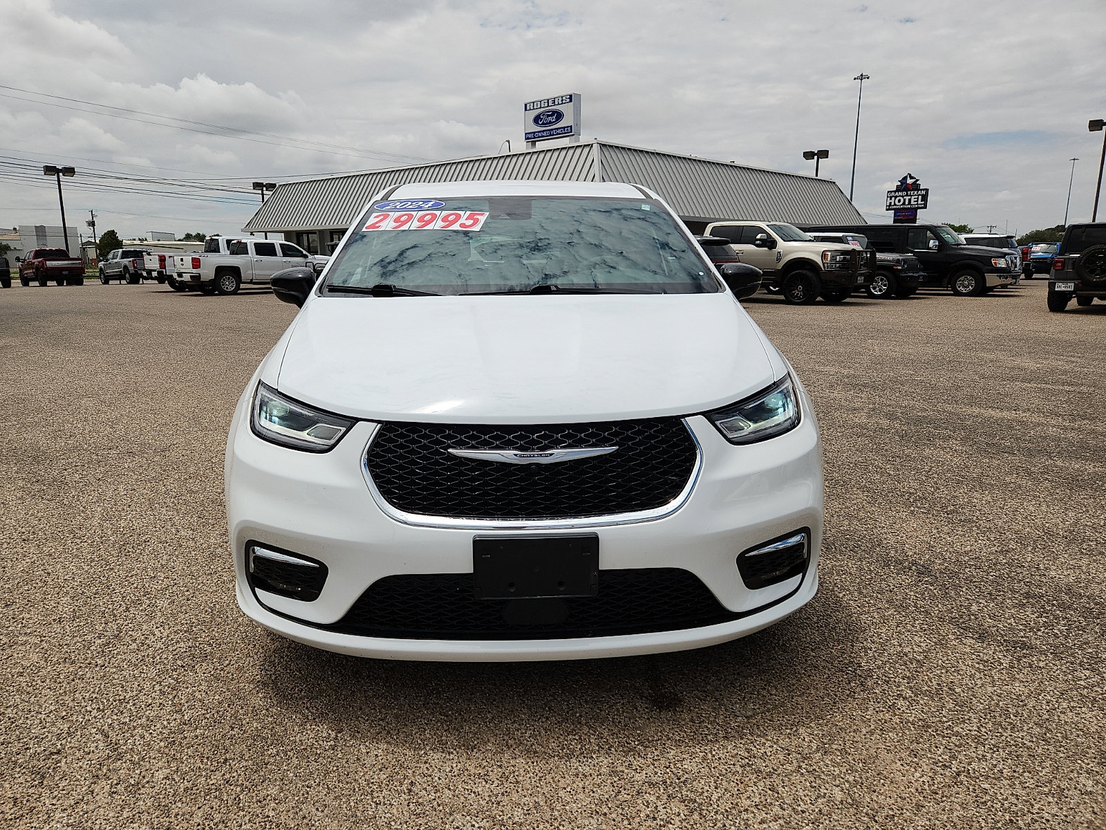 Used 2024 Chrysler Pacifica Touring FWD image 2