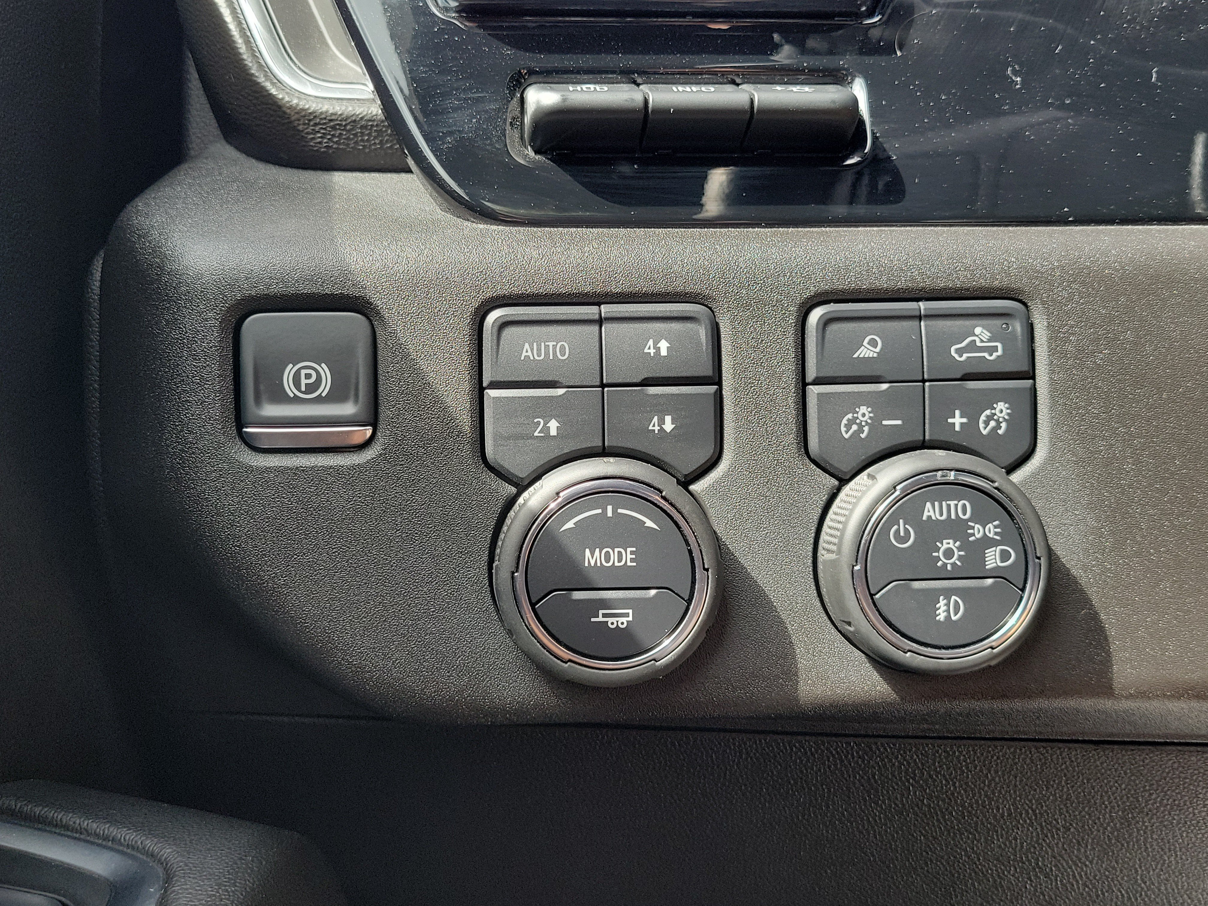 Used 2025 Chevrolet Silverado 2500 LTZ w/ LTZ Premium Package AWD/4WD image 28