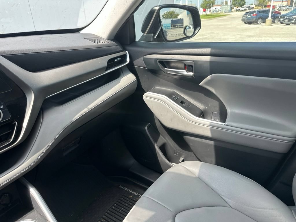 Used 2021 Toyota Highlander XLE AWD/4WD image 45