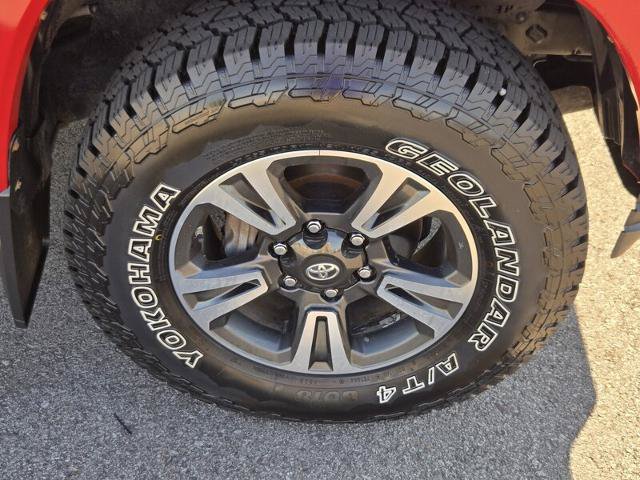 Used 2017 Toyota Tacoma TRD Sport AWD/4WD image 22