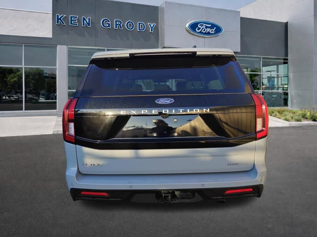 Certified 2025 Ford Expedition Active image 4
