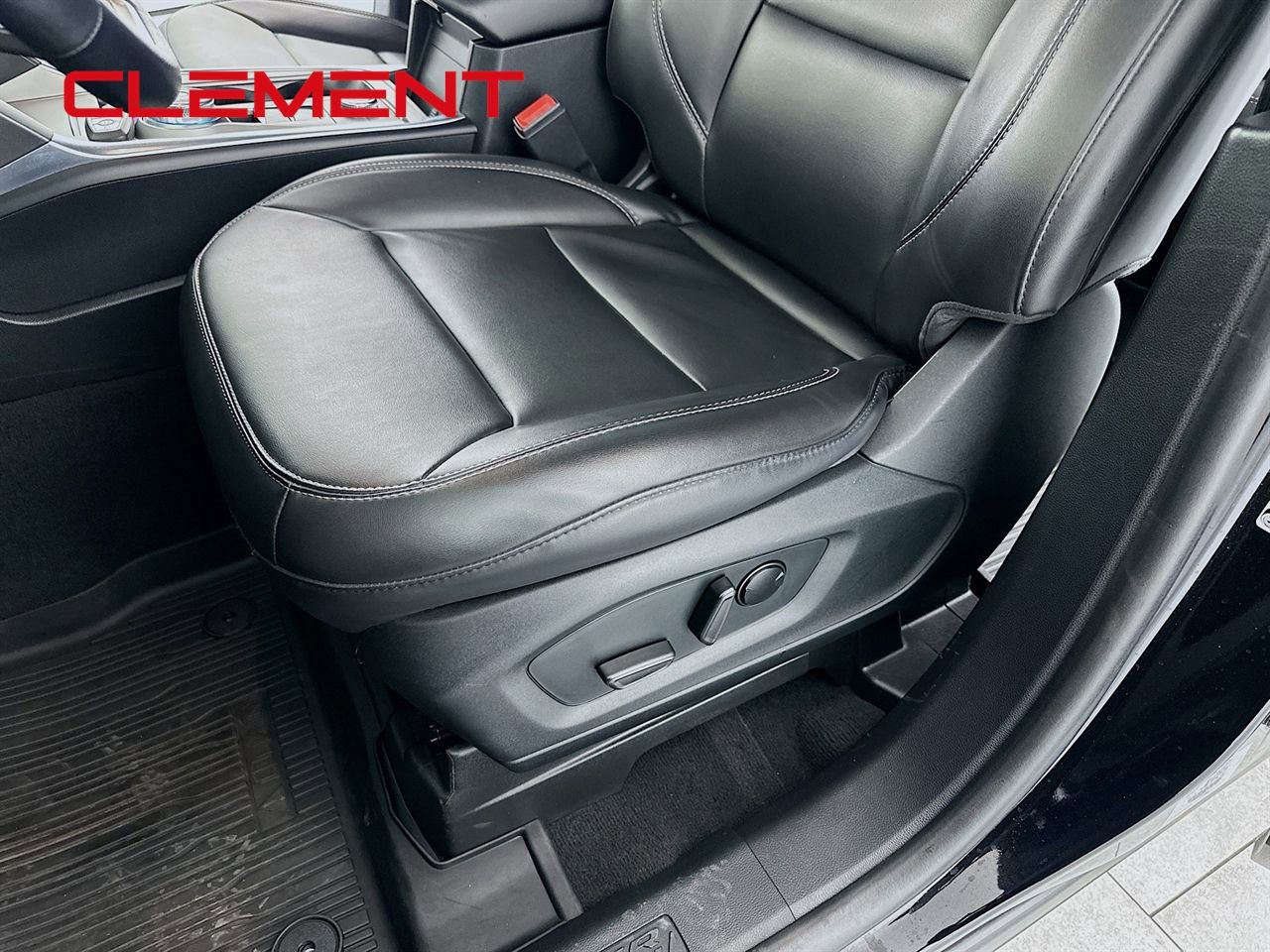 Certified 2022 Ford Explorer XLT w/ Equipment Group 202A image 28