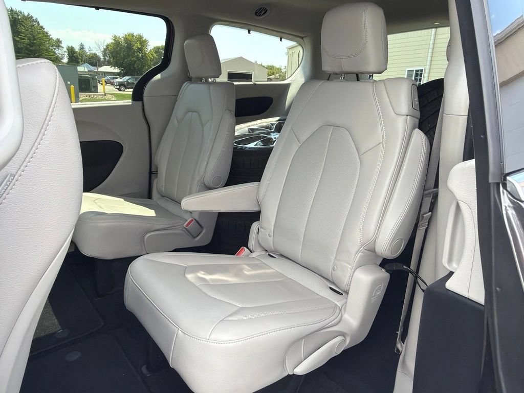 Used 2021 Chrysler Pacifica Touring-L AWD/4WD image 13