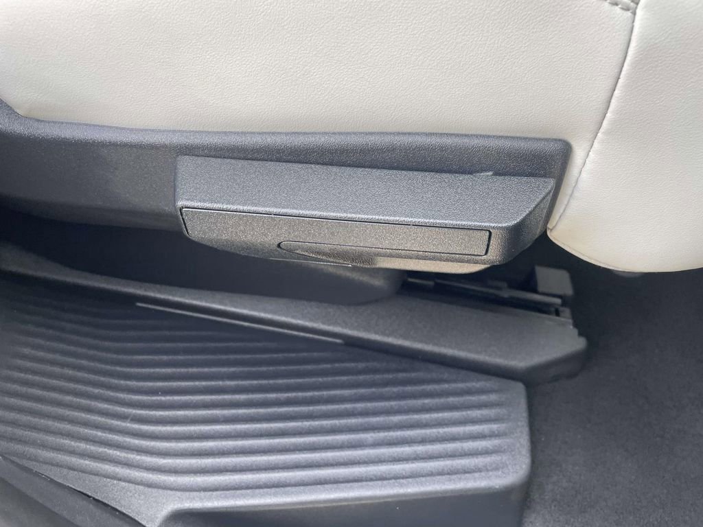 Certified 2025 Ford Expedition Platinum image 31