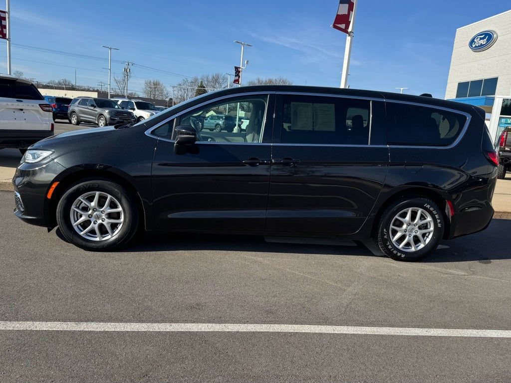Used 2023 Chrysler Pacifica Touring-L FWD image 5