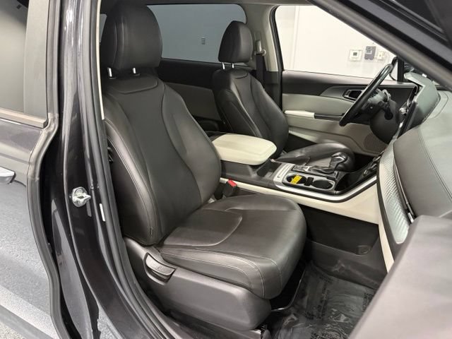 Used 2022 Kia Carnival LX FWD image 40