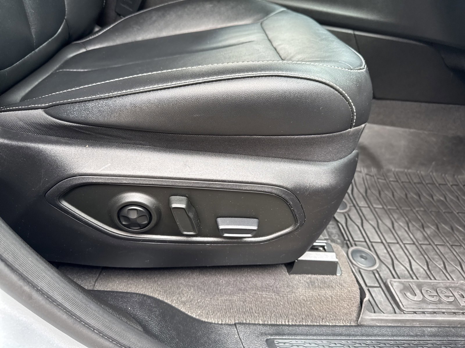 Used 2021 Jeep Grand Cherokee L Limited image 36