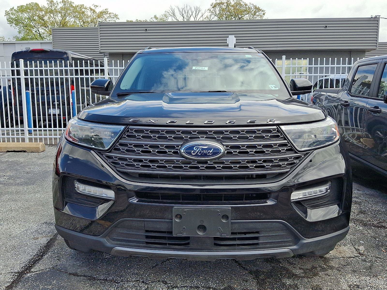Certified 2022 Ford Explorer XLT w/ Equipment Group 202A AWD/4WD image 2