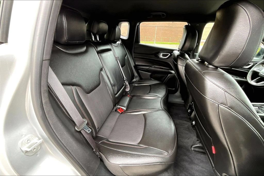 Used 2025 Jeep Compass Trailhawk AWD/4WD image 25