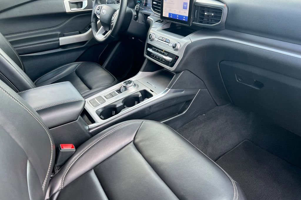 Certified 2022 Ford Explorer XLT w/ Equipment Group 202A image 18