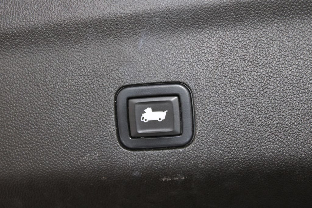 Used 2022 Chevrolet Suburban Premier RWD image 18