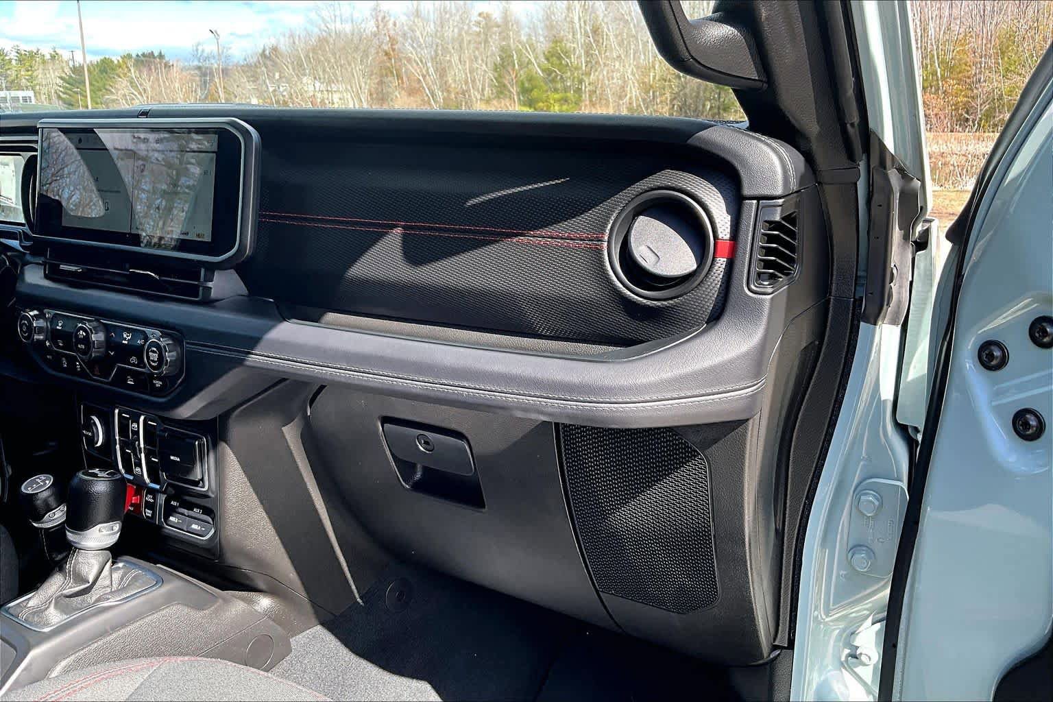Used 2024 Jeep Wrangler Unlimited Rubicon AWD/4WD image 19