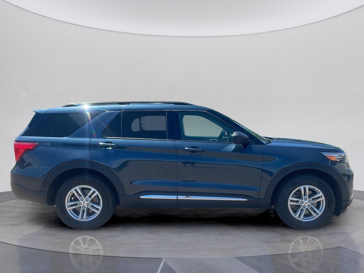 Certified 2023 Ford Explorer XLT w/ Equipment Group 202A AWD/4WD image 9