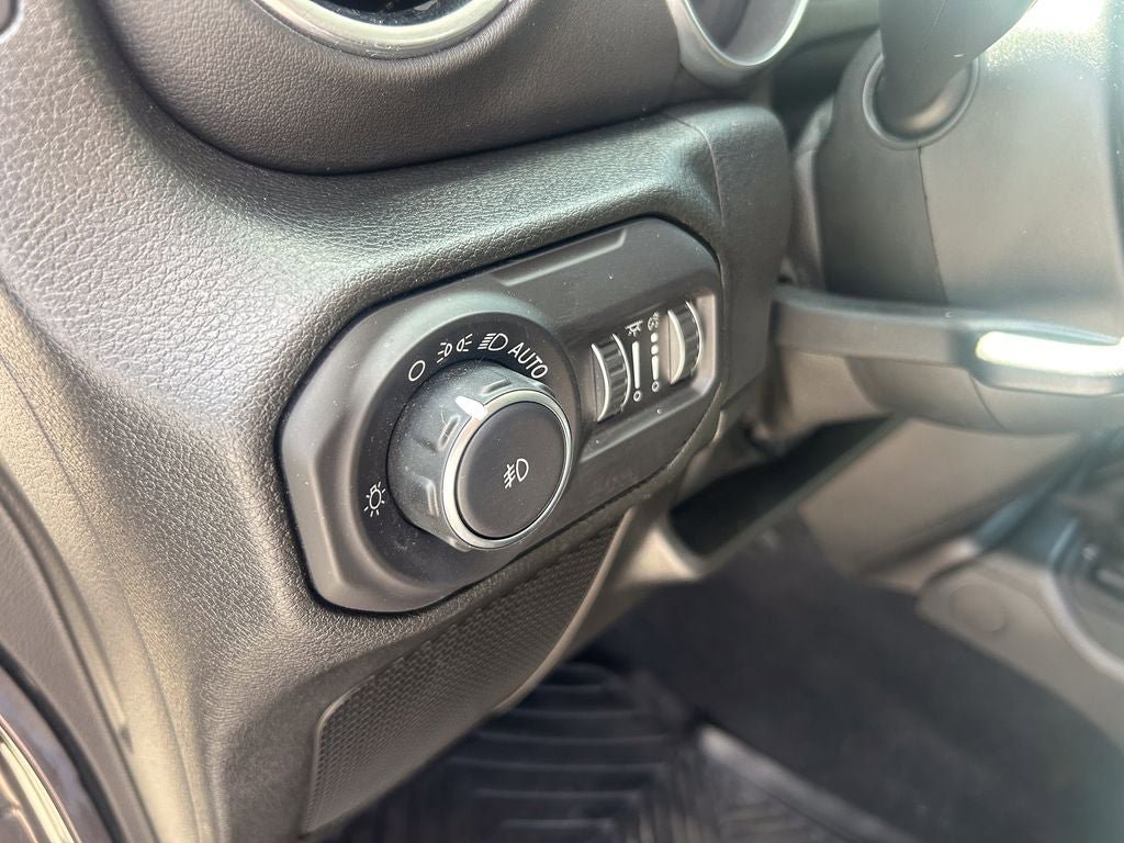 Used 2018 Jeep Wrangler Unlimited Sahara AWD/4WD image 12