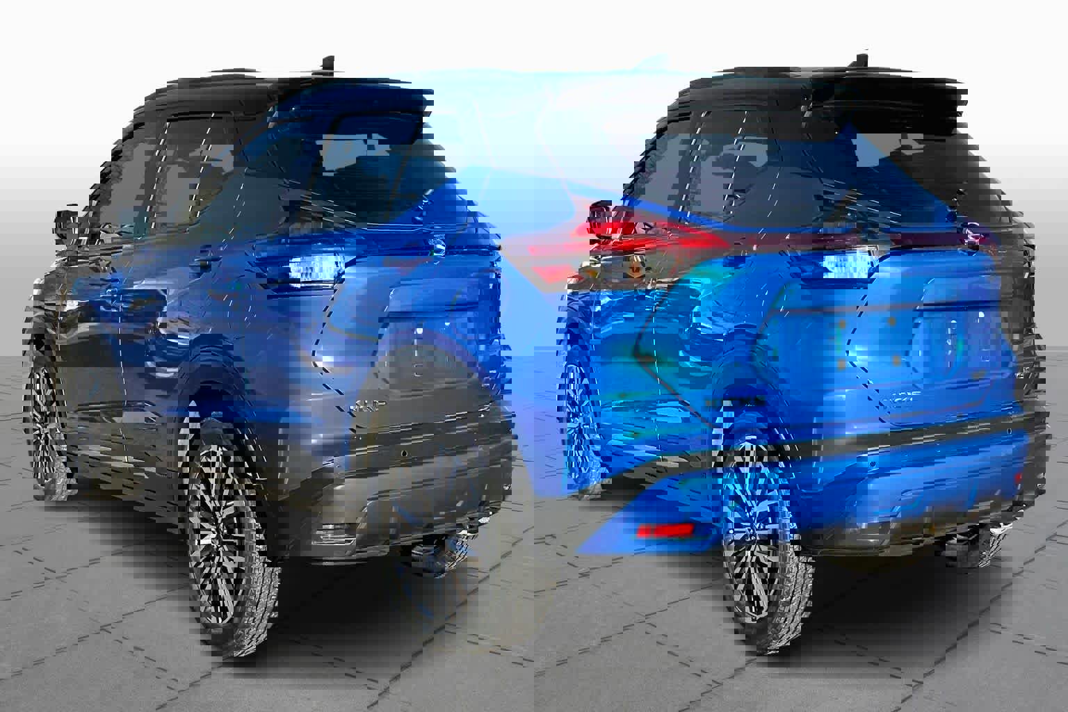 Used 2021 Nissan Kicks SR image 2