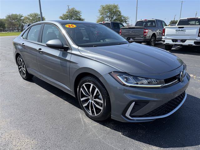 Used 2025 Volkswagen Jetta SE FWD image 3