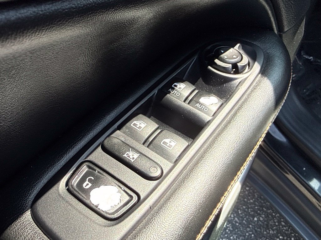 Used 2018 Jeep Compass Latitude w/ Popular Equipment Group FWD image 22