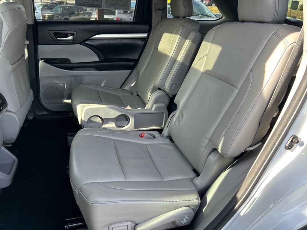 Used 2018 Toyota Highlander XLE w/ Carpet Mat Package (TMS) image 10