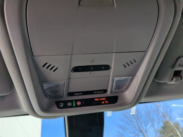 Used 2020 Chevrolet Equinox LT w/ Driver Convenience Package image 23