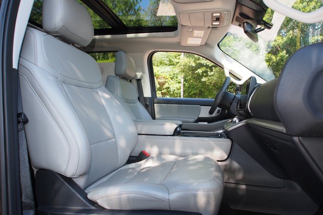Certified 2025 Ford Expedition Active AWD/4WD image 11