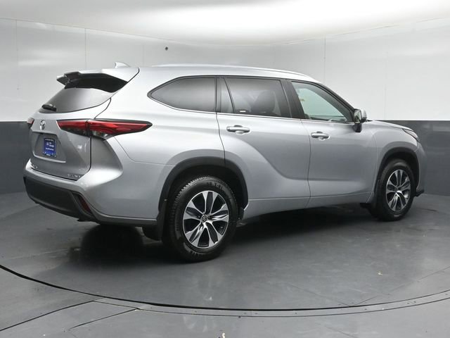 Used 2021 Toyota Highlander XLE AWD/4WD image 7