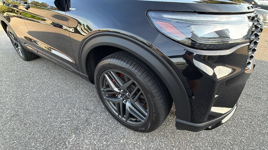 Certified 2025 Ford Explorer ST-Line w/ Premium Package AWD/4WD image 10