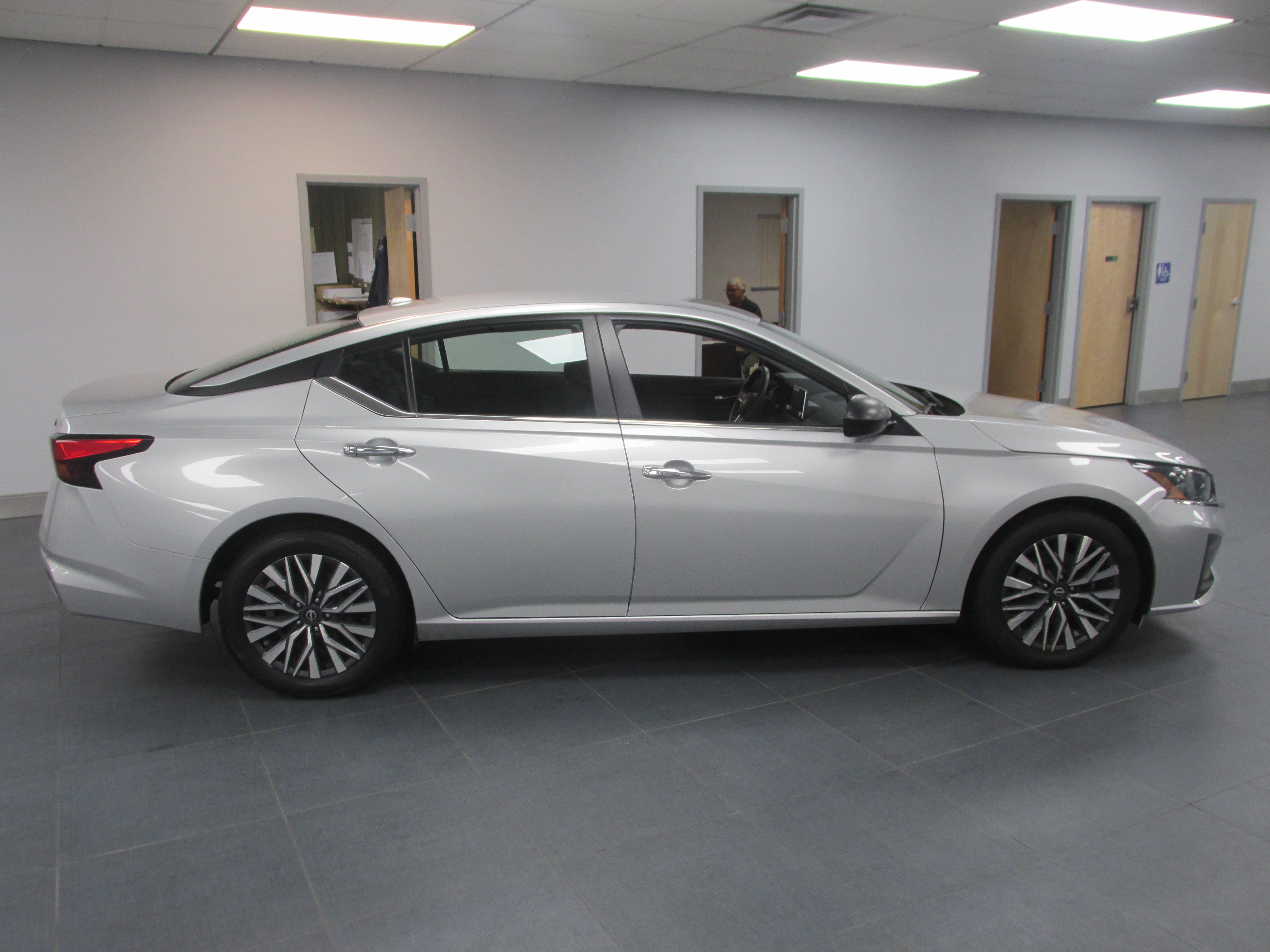 Used 2024 Nissan Altima 2.5 SV FWD image 4