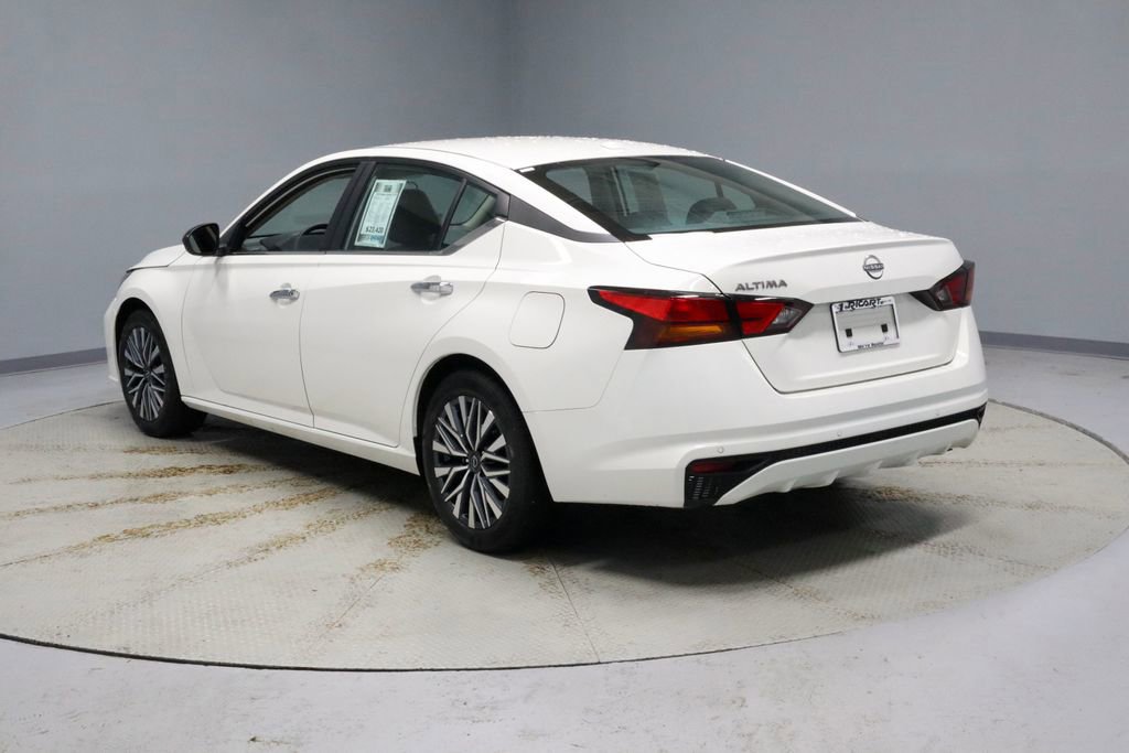 Used 2025 Nissan Altima 2.5 SV image 3