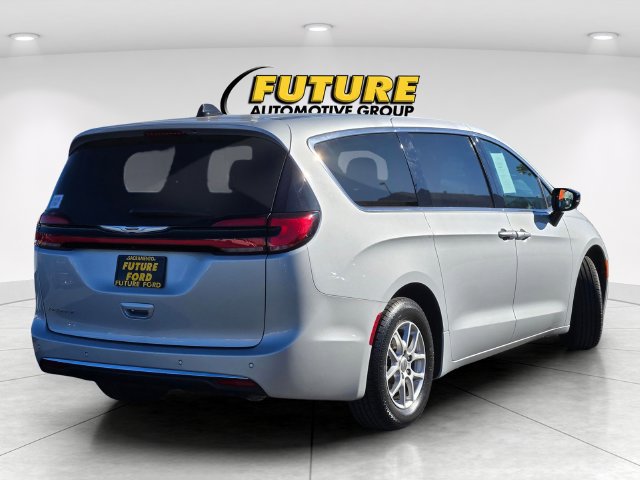 Used 2024 Chrysler Pacifica Touring-L FWD image 4