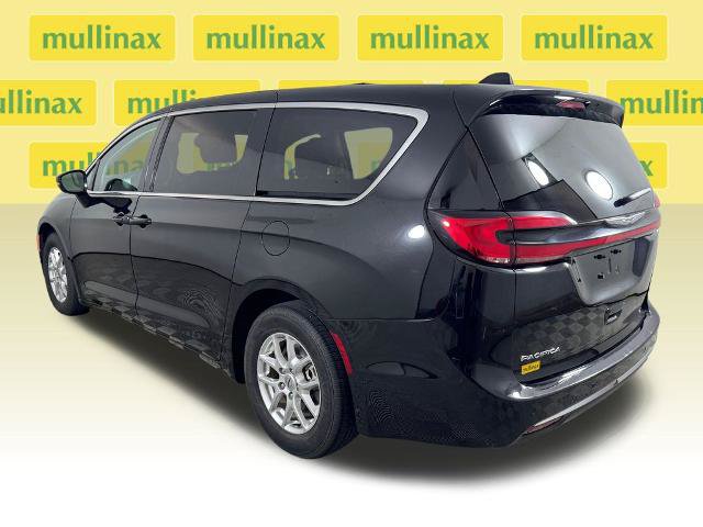 Used 2024 Chrysler Pacifica Touring-L FWD image 11