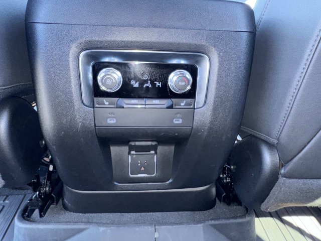 Used 2024 GMC Yukon SLT w/ SLT Luxury Package AWD/4WD image 18