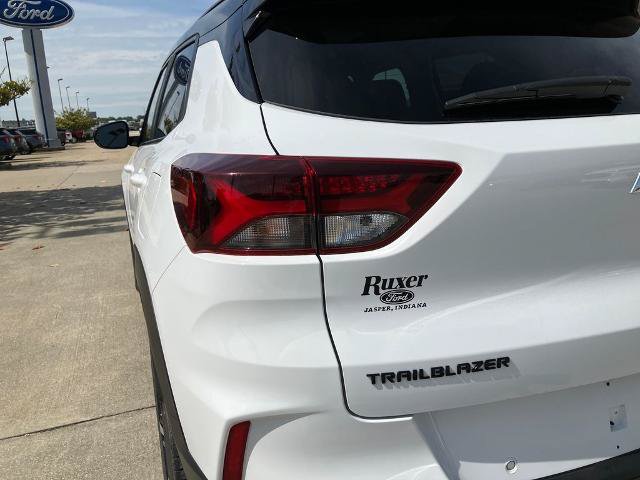 Used 2023 Chevrolet TrailBlazer RS w/ Sun and Liftgate Package FWD image 13